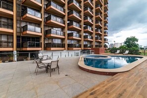 Una piscina al aire libre