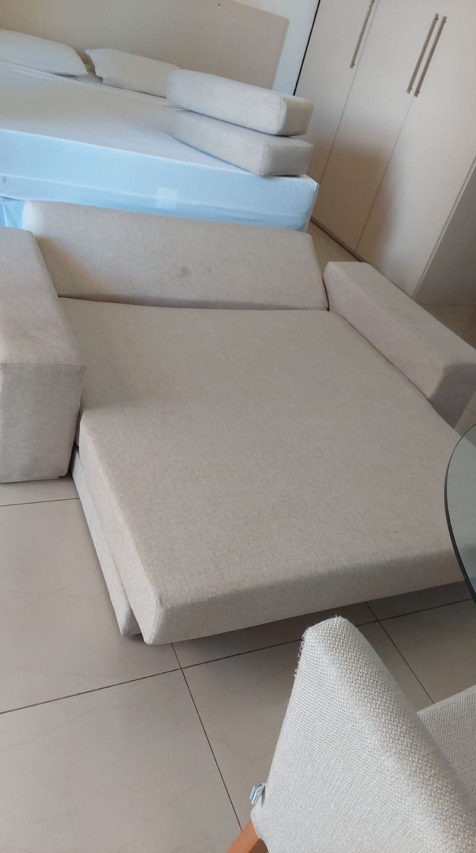 Ein Zimmer mit einem Bett, einem Sessel und einem kleinen Tisch.