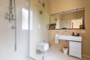 Bruser, hårtørrer, bidet