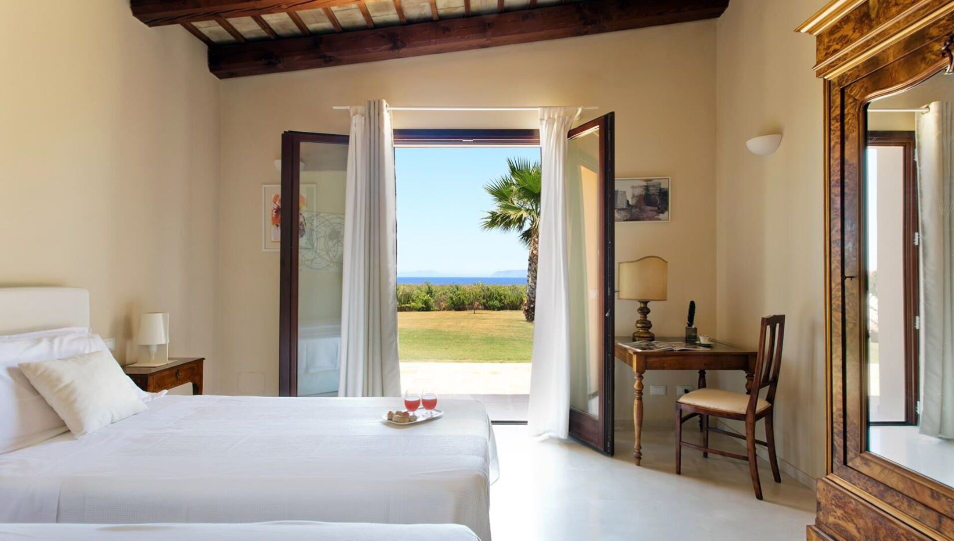 5 habitaciones, tabla de planchar con plancha y cuna de viaje 