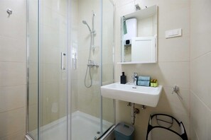 Dusche, Haartrockner, Handtücher