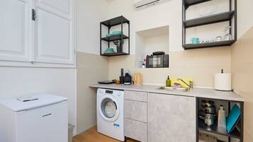 Frigorífic, microones, placa de cuina i cafetera i tetera