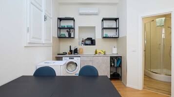 Frigorifero, microonde, piano cottura, macchina per tè/caffè