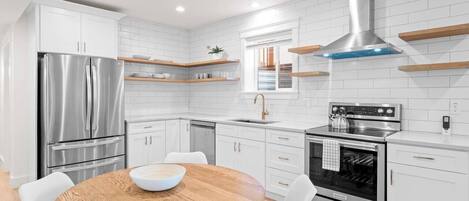 冰箱、微波炉、烤箱、炉灶