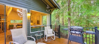 Harstine Island Cabin w/ Fire Pit: Walk to Beach!