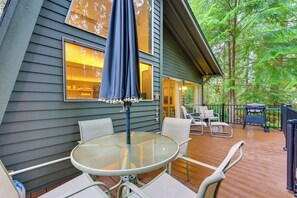 Outdoor dining - Harstine Island Cabin w/ Fire Pit: Walk to Beach! (Shelton)