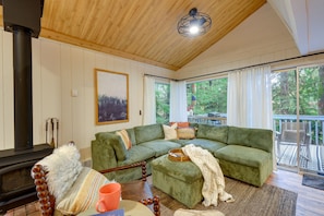 TV, fireplace, video games, books - Harstine Island Cabin w/ Fire Pit: Walk to Beach! (Shelton)