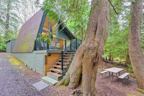 Harstine Island Cabin w/ Fire Pit: Walk to Beach!