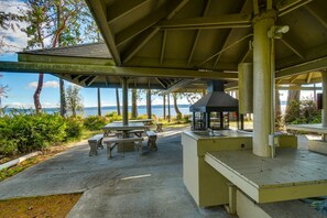 Outdoor dining - Harstine Island Cabin w/ Fire Pit: Walk to Beach! (Shelton)