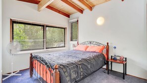 4 bedrooms, free WiFi, bed sheets