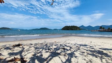 Playa privada y arena blanca