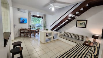 Dúplex Premium, hidromasaje | Área de sala de estar | Smart TV de 43 pulgadas con canales digitales