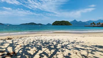 Privat strand och vit sandstrand