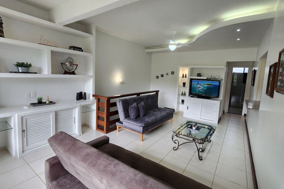 Dúplex Premium, bañera de hidromasaje | Zona de estar | Smart TV de 43 pulgadas con canales digitales