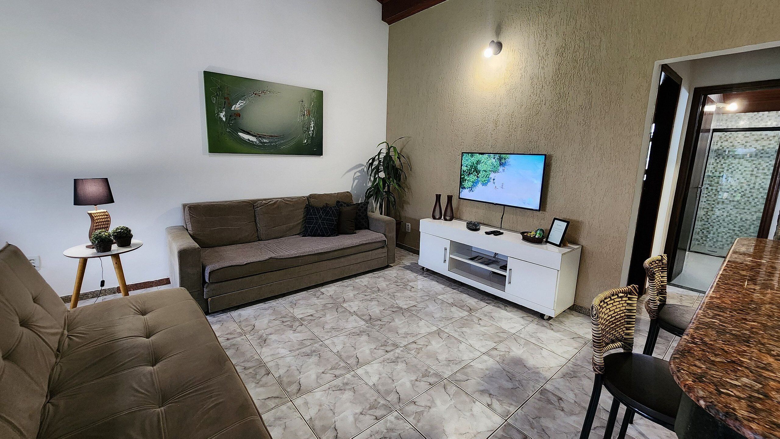 Apartamento superior, várias camas | Área de estar | Smart TV 43 polegadas com canais digitais