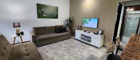Superior Apartment, Berbilang Katil | Ruang tamu | 43 inci sebuah televisyen pintar dengan digital