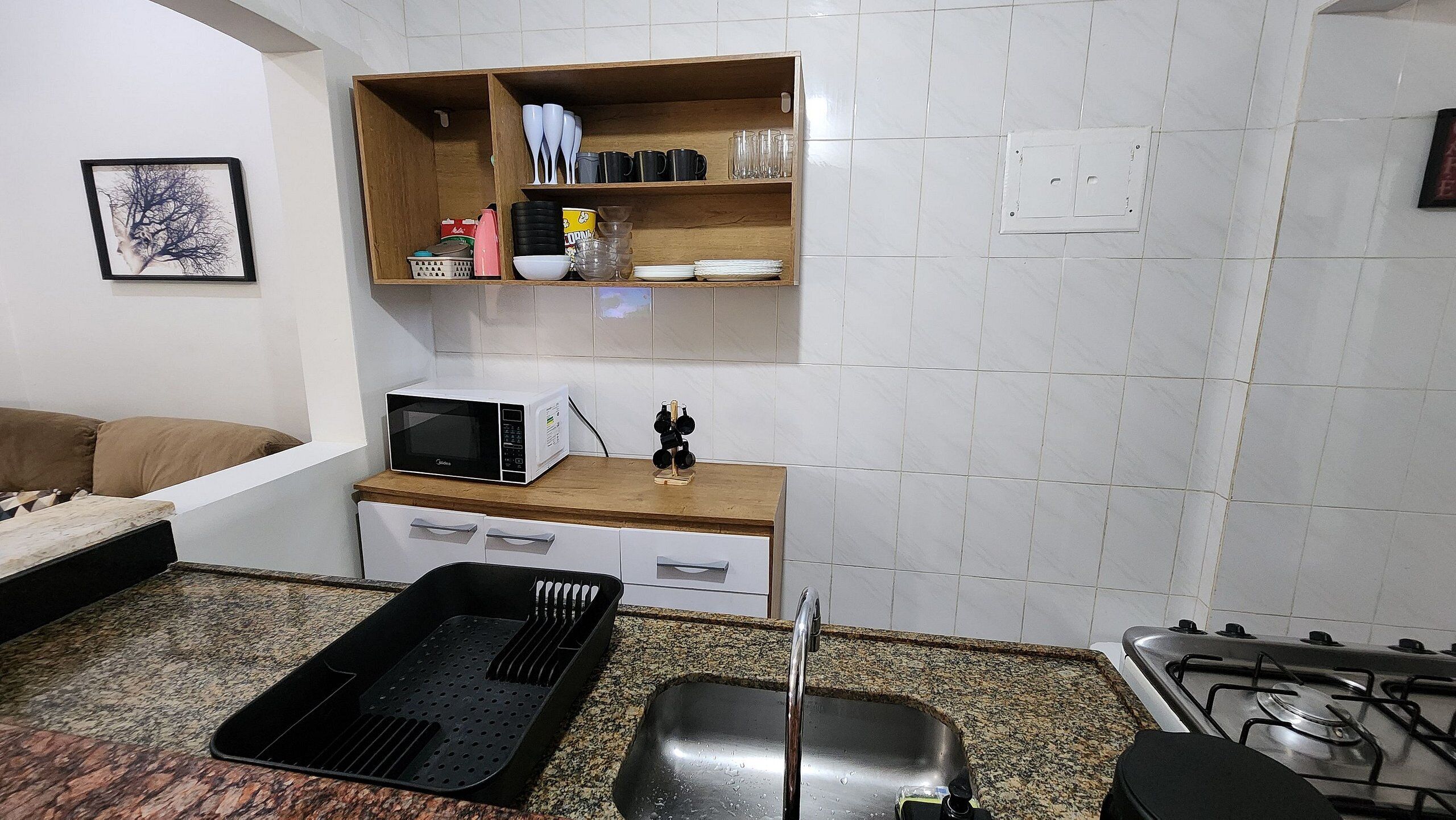 Apartamento superior, 2 quartos | Cozinha privada | Geladeira, micro-ondas, talheres/pratos/utensílios de cozinha