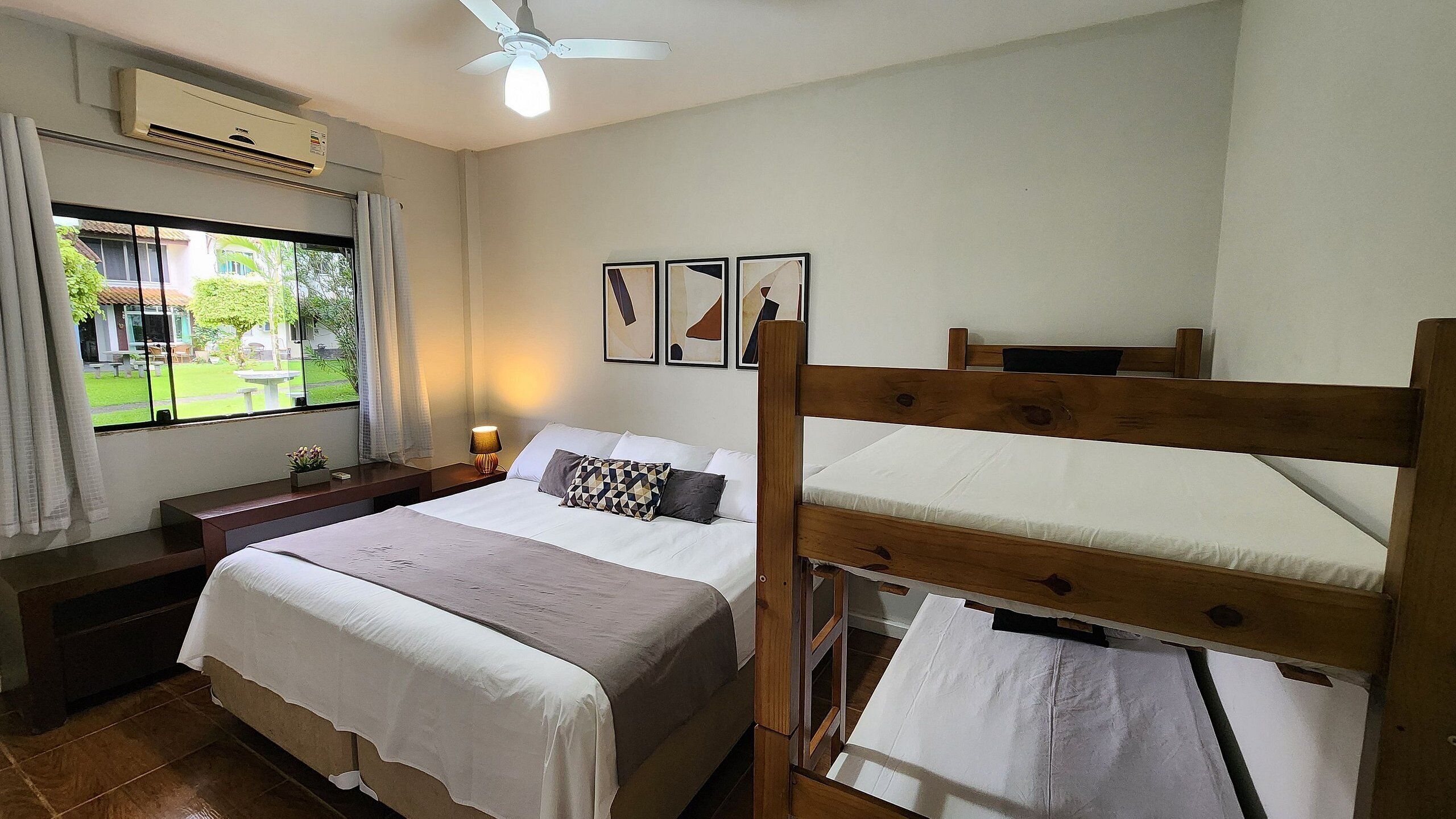 Apartamento superior, 2 habitaciones, vistas al puerto deportivo | Decoración individual, mobiliario individual, sistema de insonorización