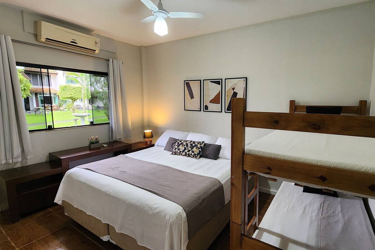 Apartamento superior, 2 habitaciones, vistas al puerto deportivo | Decoración individual, mobiliario individual, sistema de insonorización