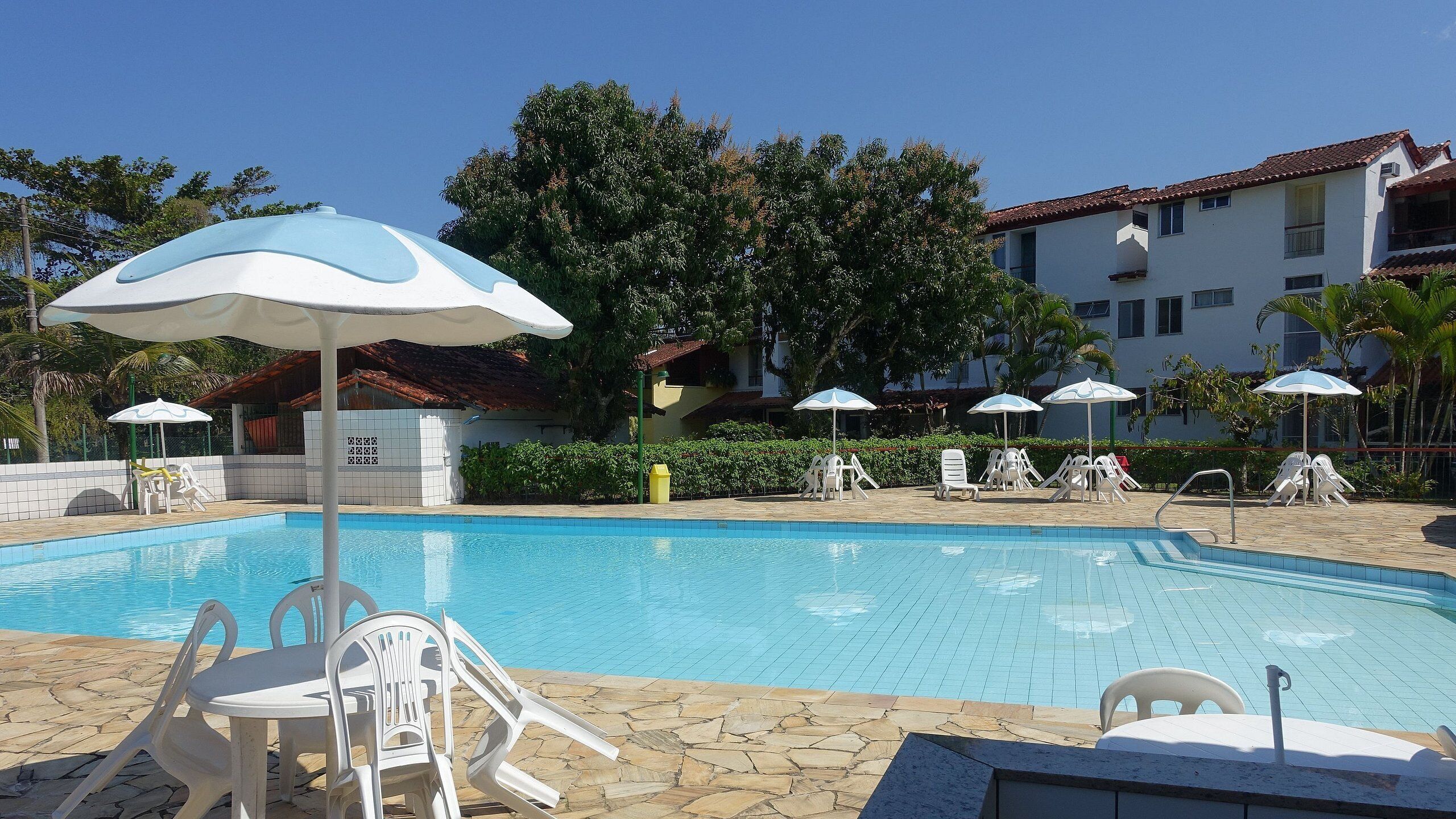 2 piscinas al aire libre, sombrillas