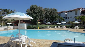 2 piscinas al aire libre, sombrillas