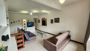 Premium Duplex, Jetted Tub | Living area | 43-inch Smart TV with digital channels - Angra Temporada (Angra dos Reis)