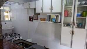 Superior Apartment, Multiple Beds | Private kitchen | Fridge, microwave, cookware/dishes/utensils, dining tables - Angra Temporada (Angra dos Reis)