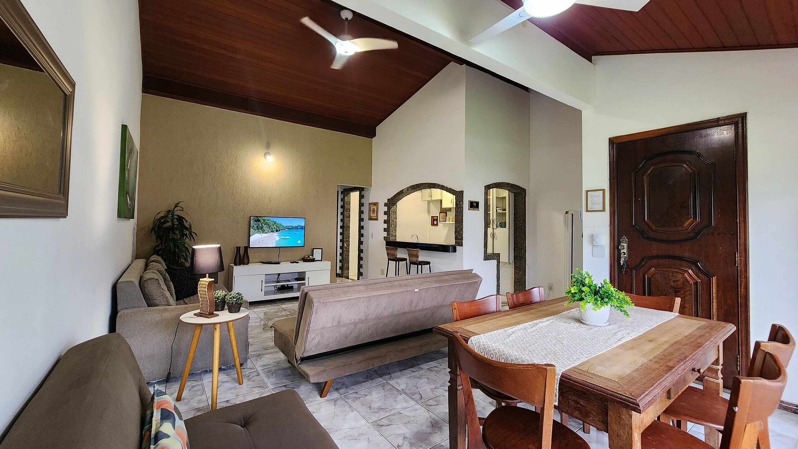 Apartamento superior, varias camas | Zona de estar | Smart TV de 43 pulgadas con canales digitales