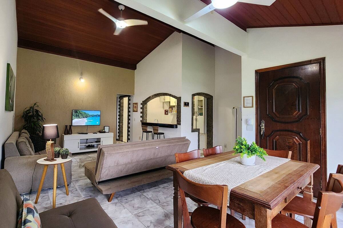 Apartamento superior, varias camas | Zona de estar | Smart TV de 43 pulgadas con canales digitales