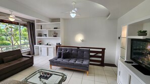 Dúplex prèmium, banyera d'hidromassatge | Sala d'estar | Televisor intel·ligent de 43 polzades amb canals digitals 