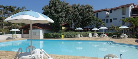 2 outdoor pools, pool umbrellas