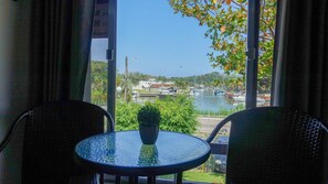 Apartamento superior, varias camas | Restauración