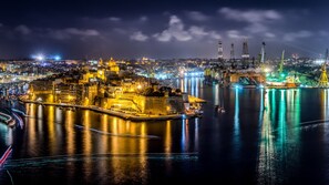 Una isla fortificada con un edificio grande, rodeada de agua y estructuras industriales.