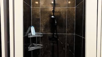 Classic Quadruple Room | Bathroom | Shower, hair dryer, towels, toilet paper
