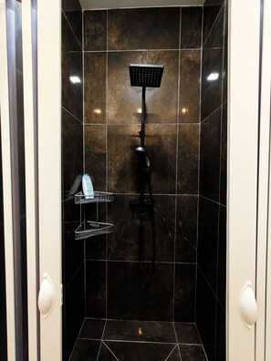 Classic-Vierbettzimmer | Badezimmer | Dusche, Haartrockner, Handtücher, Toilettenpapier
