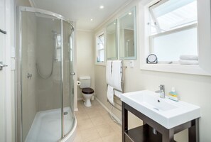 Sèche-cheveux, serviettes fournies