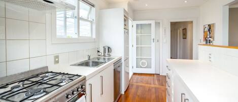 Frigorífic, microones, forn i placa de cuina