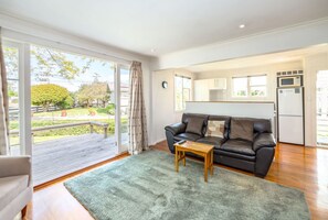 Smart TV - Syrah Serenity, Martinborough (Martinborough)