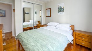 2 slaapkamers, een strijkplank/strijkijzer, gratis wifi, beddengoed