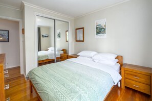 2 bedrooms, iron/ironing board, WiFi (free), bed sheets - Syrah Serenity, Martinborough (Martinborough)