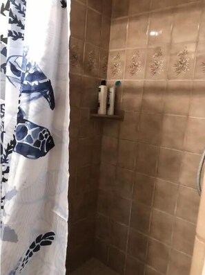 Dusche, Handtücher, Seife, Shampoo