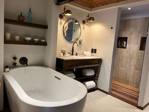 Superior-Suite, 1 King-Bett | Badezimmer | Dusche, kostenlose Toilettenartikel, Haartrockner, Bademäntel