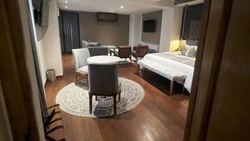 Kamar Bulan Madu | Seprai premium, brankas, meja kerja, dan tirai kedap cahaya
