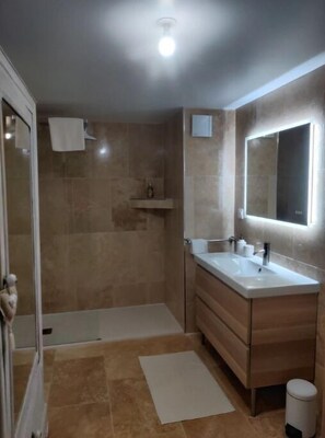 Douche, sĂšche-cheveux, serviettes fournies, savon