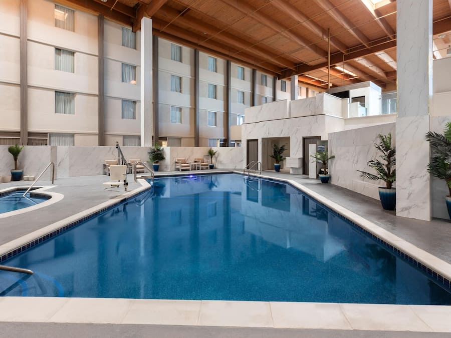 Piscina coberta, piscina a l'aire lliure, para-sols i gandules