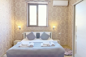 Chambre Double Deluxe, non-fumeurs, vue ville | Bureau, espace de travail pour ordinateur portable, rideaux occultants