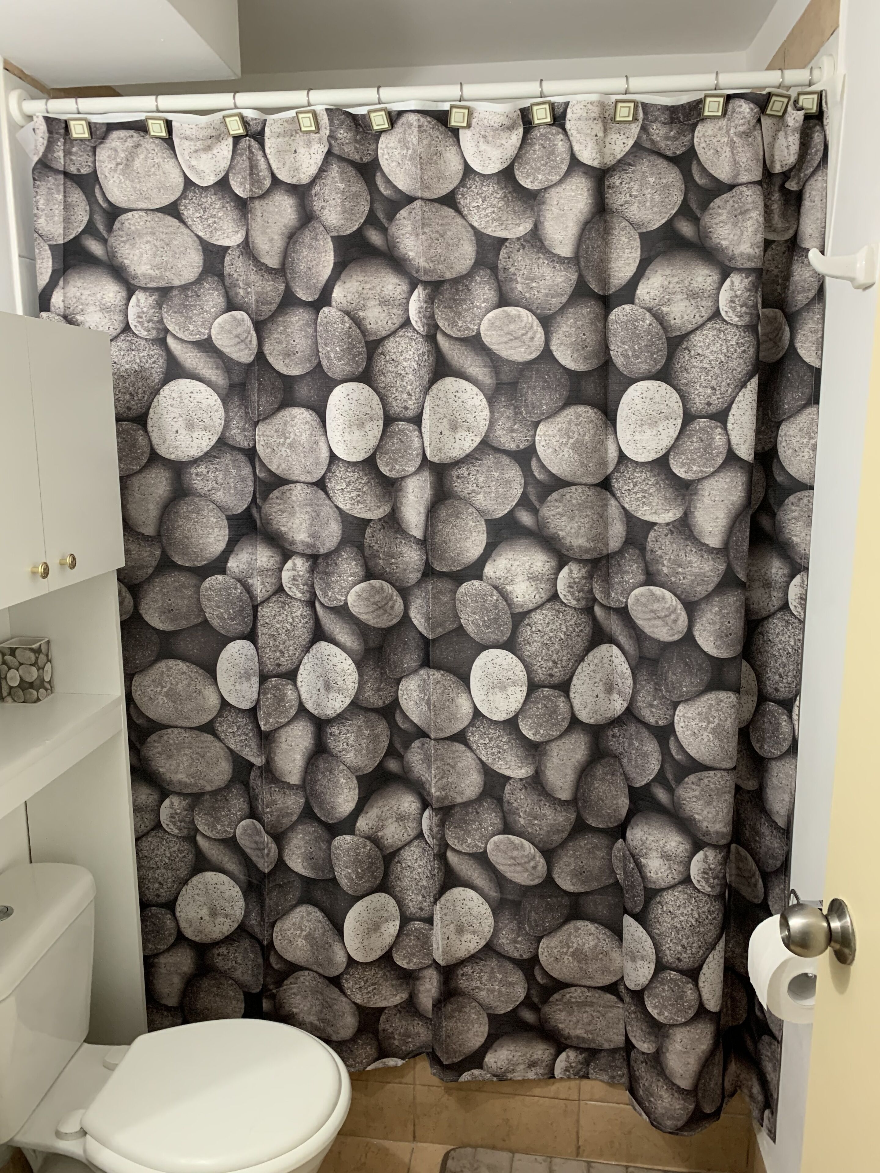 Sèche-cheveux, savon, papier toilette