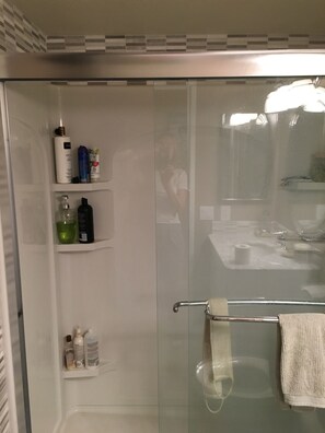 Dusche, Haartrockner, Bidet, Handtücher