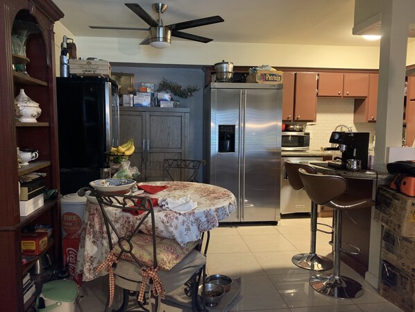 Batterie de cuisine, vaisselle et ustensiles, épices