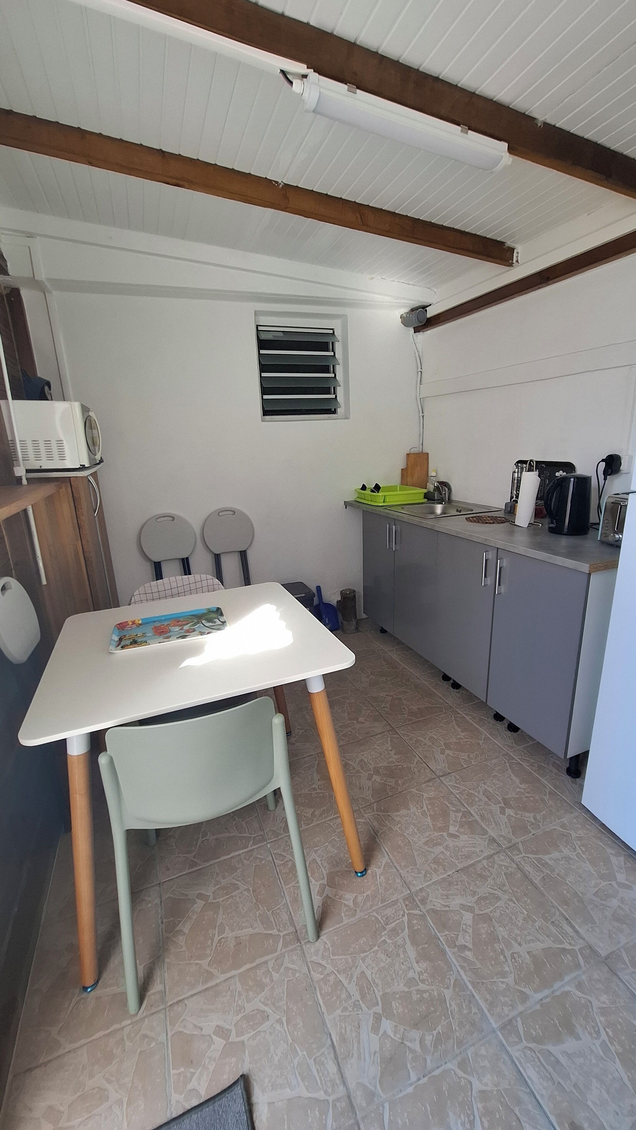 Een koelkast, een magnetron, een oven, een koffiezetapparaat/waterkoker